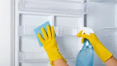 Zonder baking soda en azijn: zo maak je je koelkast vanbinnen schoon en laat je hem weer als nieuw lijken