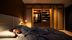 Waarom wordt aangeraden om 's nachts de kastdeuren te sluiten volgens het volksgeloof