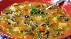 De beste soep voor gure dagen: paddenstoelen en gerst gecombineerd