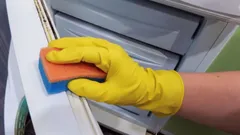 Schimmel op het koelkastrubber? Met deze tips maak je het eenvoudig schoon