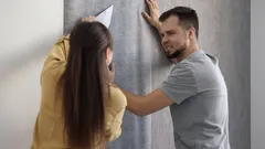 Praktische tips om loslatend behang te herstellen zonder gedoe