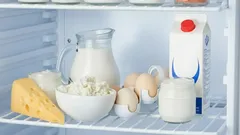 Waarom je melk nooit in de deur van de koelkast moet bewaren