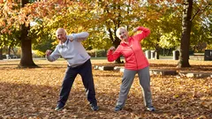 Niet wandelen, niet hardlopen: de meest aanbevolen fysieke activiteit voor 60-plussers volgens Harvard-experts