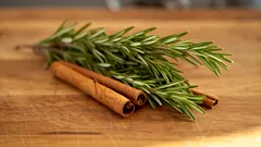 Rozemarijn en kaneel combineren: waar dient dit ritueel voor en welke voordelen heeft het?