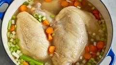 Wat doe je in het water tijdens het koken van kip voor een kristalheldere bouillon?