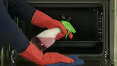 Zo krijg je jouw oven moeiteloos schoon met simpele huis-tuin-en-keukenmiddelen