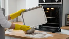 Hoe maak je een bakplaat snel en moeiteloos schoon van aangekoekte etensresten: de beste huishoudtips