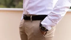 Wat betekent lopen met de handen in de zakken volgens de psychologie?