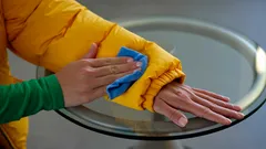 2 lepels op je donsjas – en wassen is niet meer nodig: zelfs oude vlekken verdwijnen razendsnel