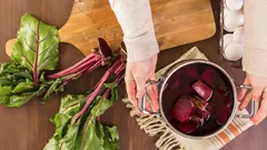 Hoe kook je snel bieten zonder de voedingswaarde te verliezen?