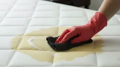 Zo verwijder je eenvoudig gele vlekken uit je matras met huis-tuin-en-keukenmiddelen