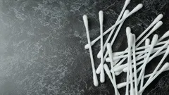 Spoel wattenstaafjes nooit door het toilet – dit is waarom