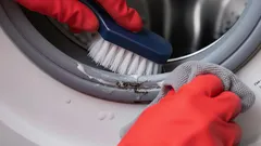Hoe je schimmel van het wasmachinerubber verwijdert met een eenvoudig huismiddeltje