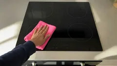 Zo maak je je glaskeramische kookplaat brandschoon zonder krassen